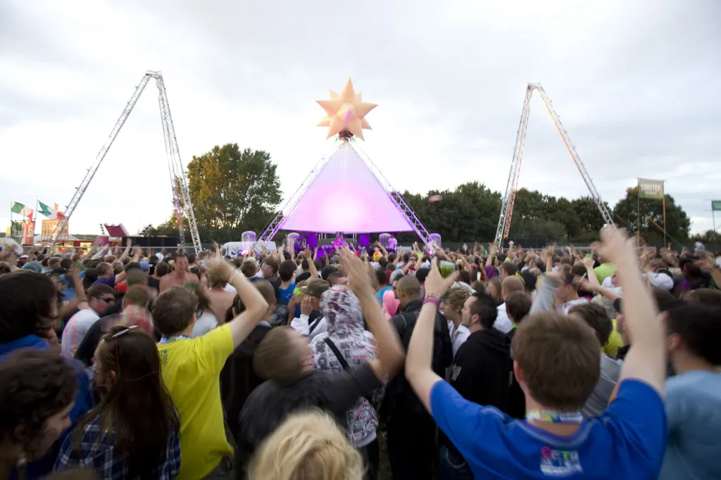 DJ set and crowd at Global Gathering 2009